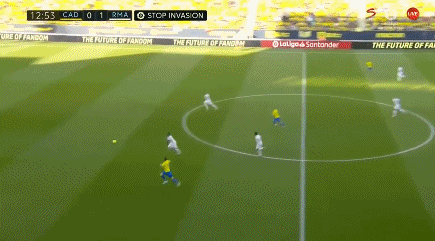 给你修修胡子，瓦科分享自己用剪刀剪克雷桑胡子的照片（瓦科晒照：亲手用剪刀为克雷桑修须）