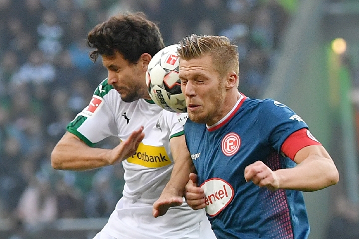 姆本扎：我和铁人签了两年合同，下赛季在中超继续为铁人效力（姆本扎：已与铁人签两年合同，下赛季将继续在中超为铁人征战）