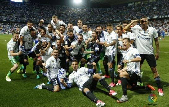 欧冠积分榜形势：拜仁阿森纳全胜，巴黎皇马遭首败，意甲陷危机（欧冠风云：拜仁、阿森纳全胜领跑，巴黎、皇马吞下首败，意甲告急）