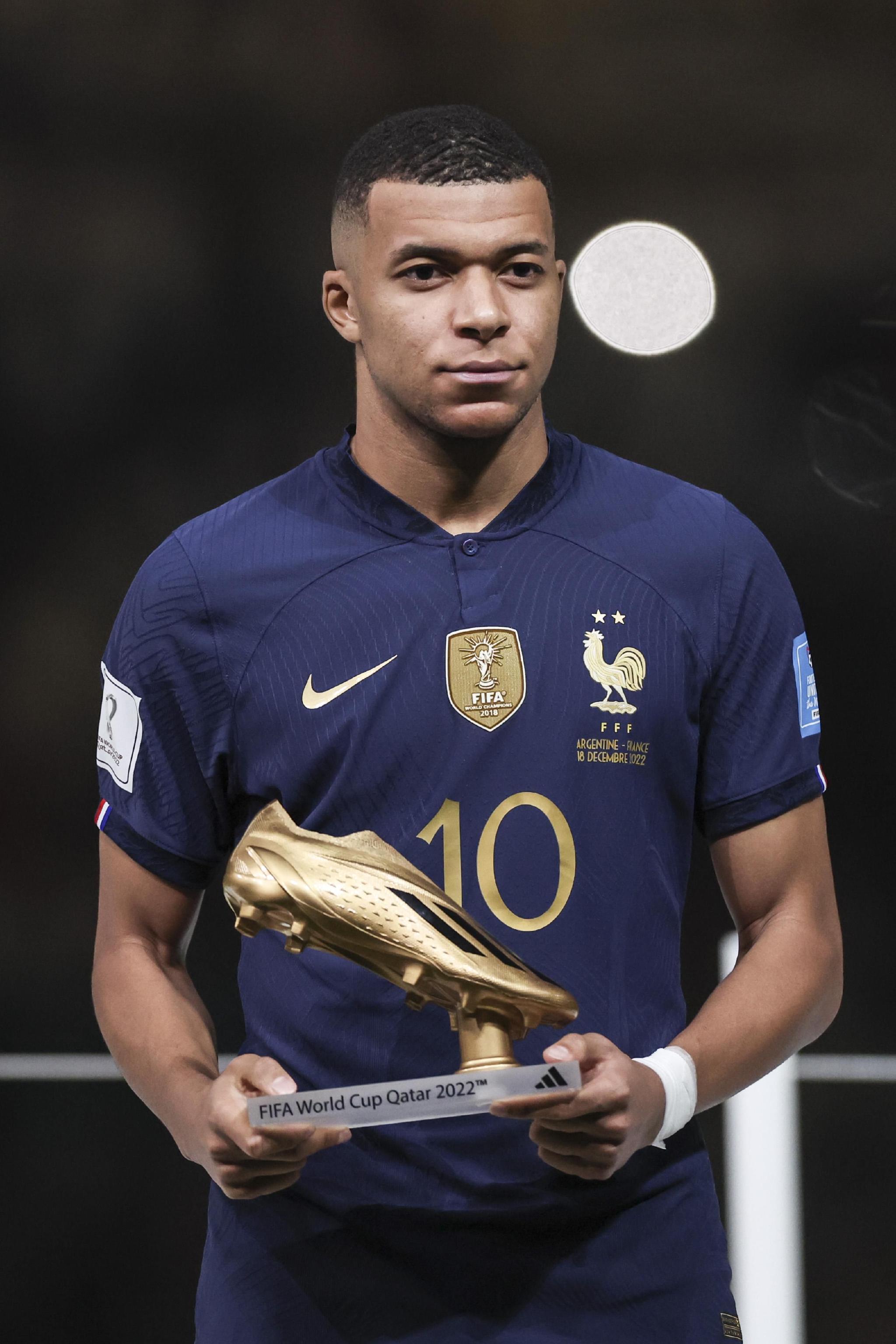 英超半场：福登开场闪击，格瓦迪奥尔破门，曼城2-0利兹联（英超半场战报：福登闪击先开纪录，格瓦迪奥尔建功，曼城2-0领先利兹联）