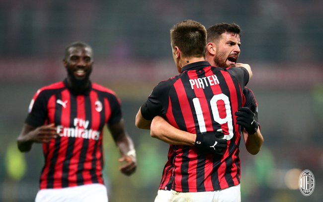 有惊无险，小麦和孔蒂所乘飞机警告灯误报导致飞机迫降（虚惊一场，小麦与孔蒂所乘航班因警示灯误报紧急降落）