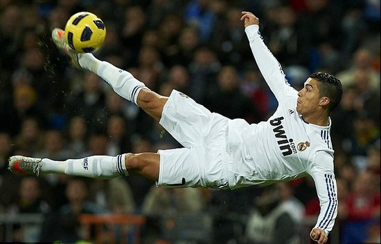 曼城联赛排名升至第二，距榜首阿森纳仅2分（曼城升至联赛第二，距领头羊阿森纳仅差2分）